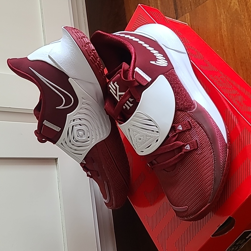 Kyrie Low 3 TB Women 8.5 Maroon